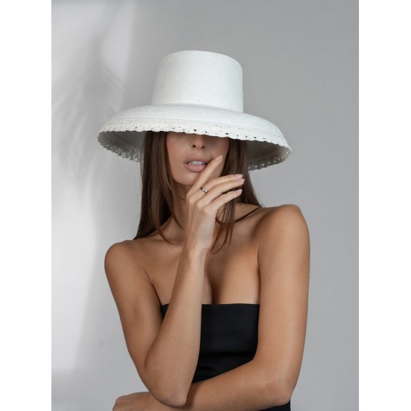 Dilara Latrous vasarinė skrybėlė